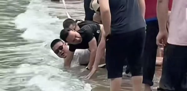亚晶金融 2岁妹妹3岁哥哥双双遇难！还有男孩被湍流吸入桥洞，警惕儿童“第一杀手”